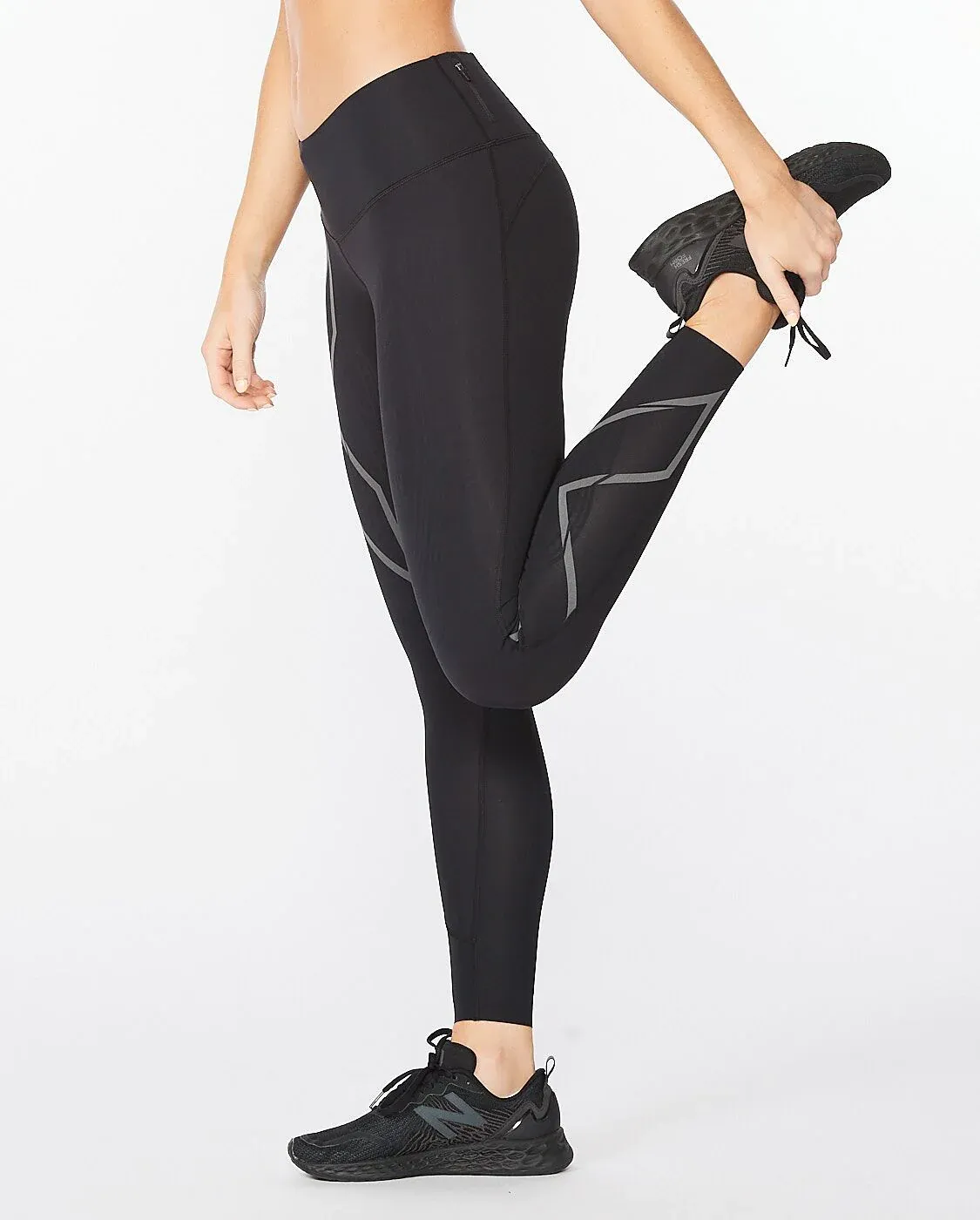 2XU Women's Light Speed Mid Rise Compression Tight | Black