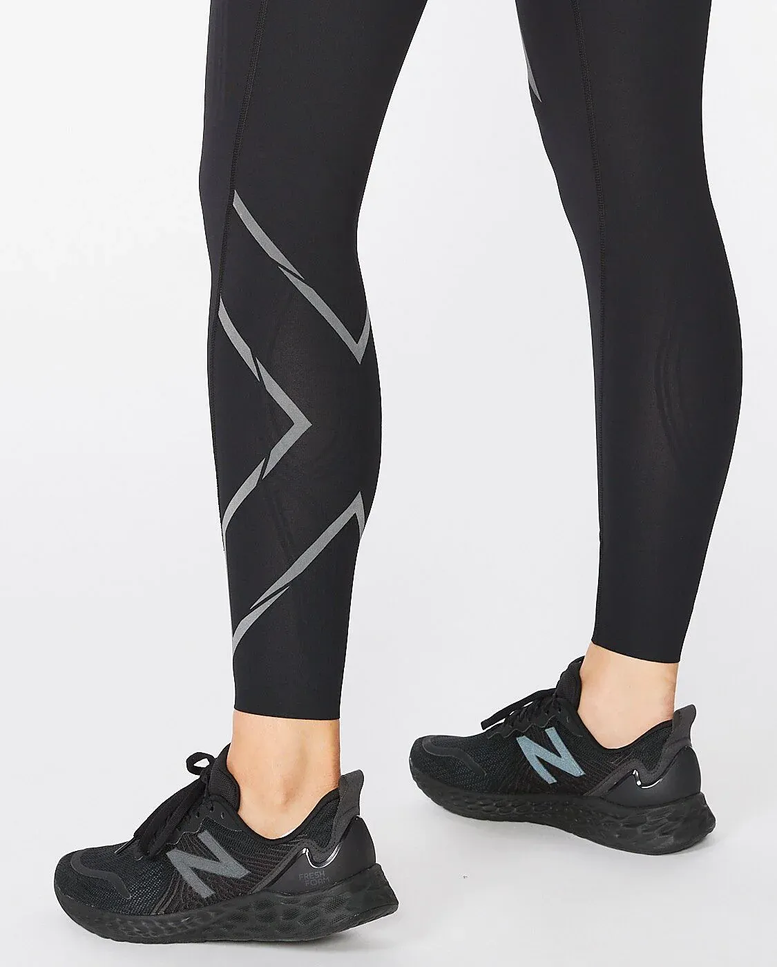 2XU Women's Light Speed Mid Rise Compression Tight | Black