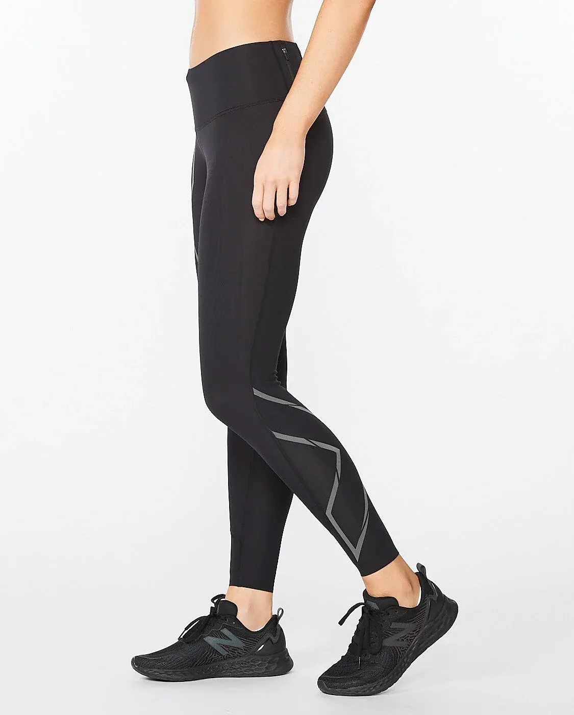 2XU Women's Light Speed Mid Rise Compression Tight | Black