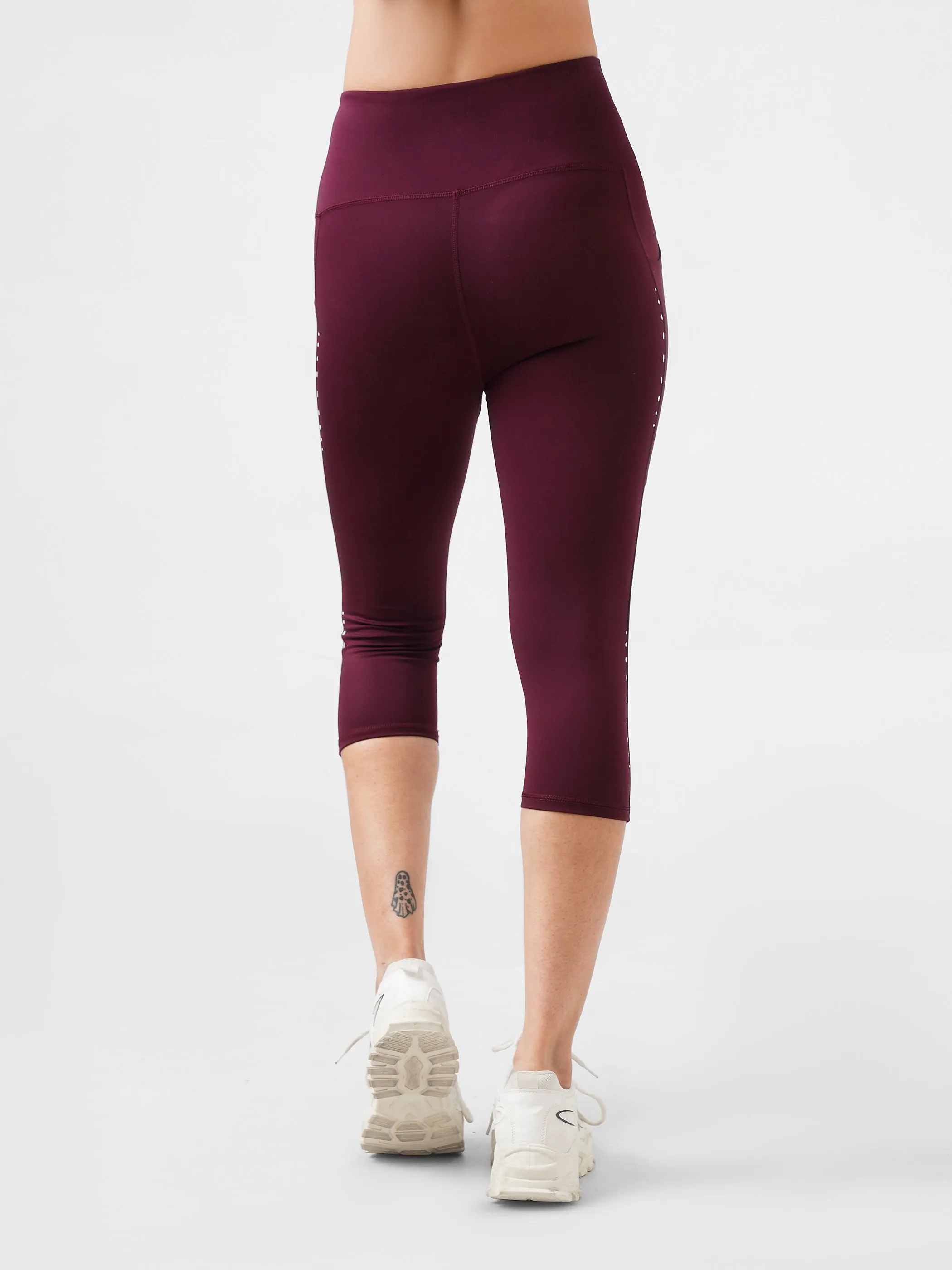 Leera Cropped Capri Pocket Legging in Maroon