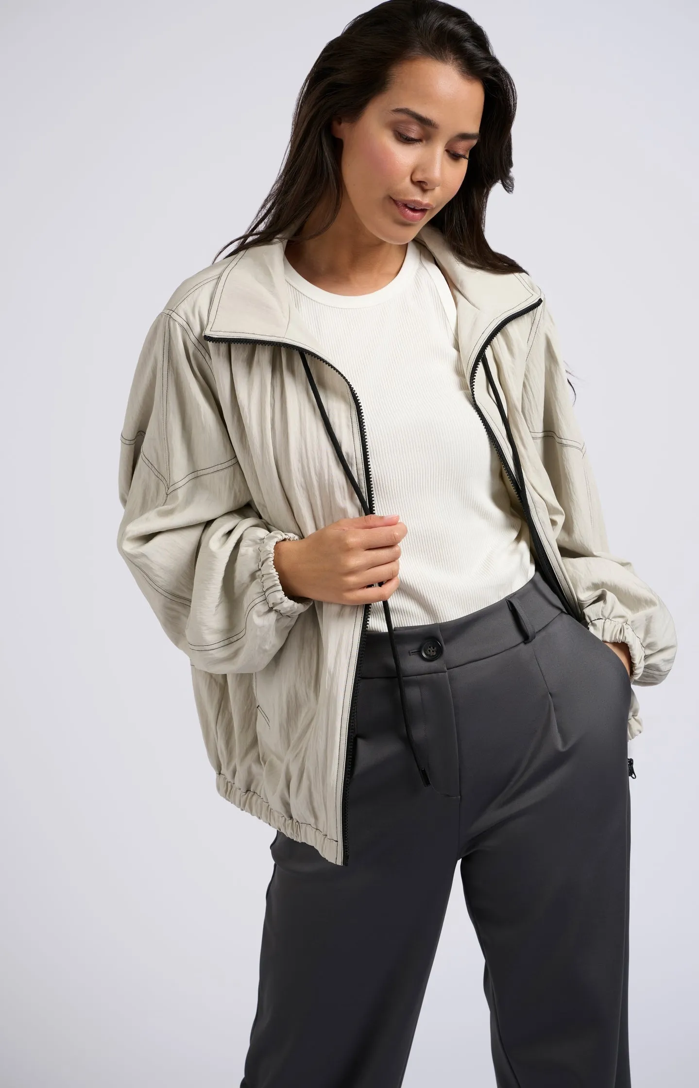 Lightweight oversized jacket with drawstring and zipper