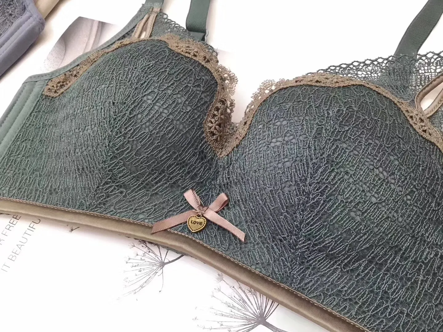 Retro Wireless Adjustable Lace V-neck Seamless Vest Bras