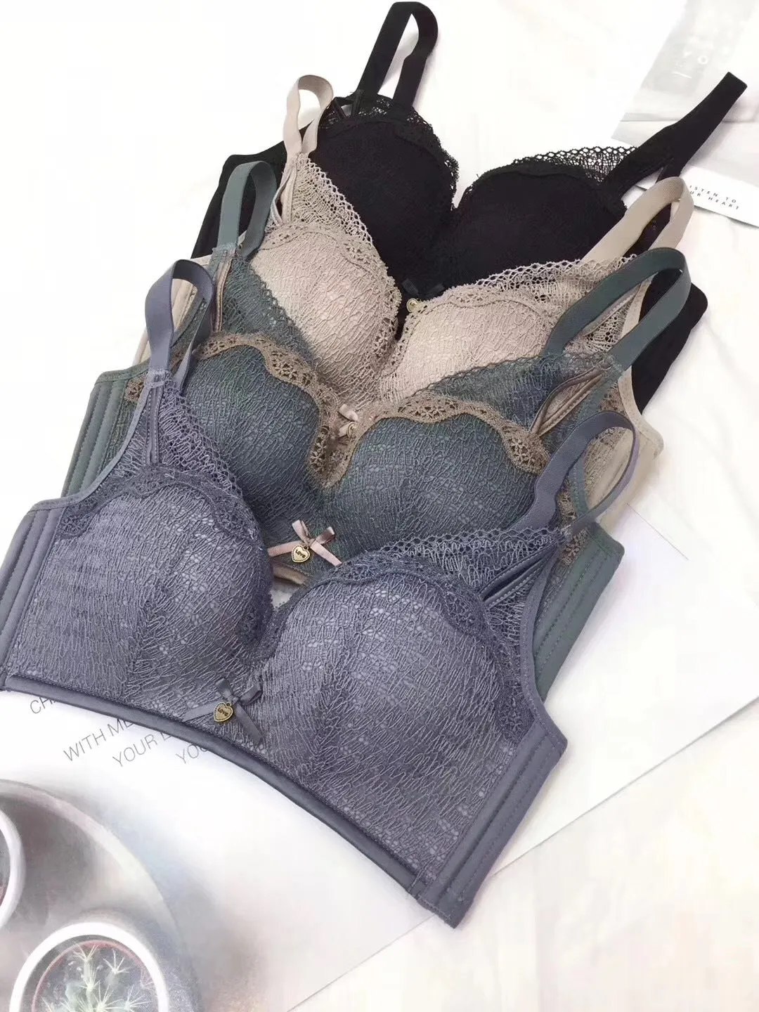 Retro Wireless Adjustable Lace V-neck Seamless Vest Bras