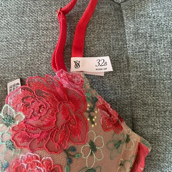 Victoria’s Secret Dream Angels Floral Embroidery Push-Up Bra 32B